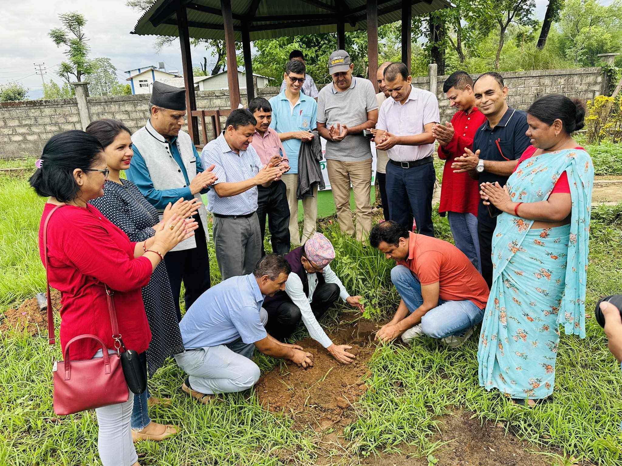 मदन भण्डारीको जन्मजयन्तीमा प्रेस चौतारी रुपन्देहीले गर्योे वृक्षरोपण